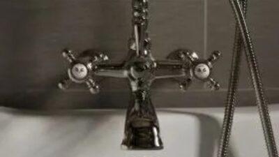 Bath tub faucet with spray attachment